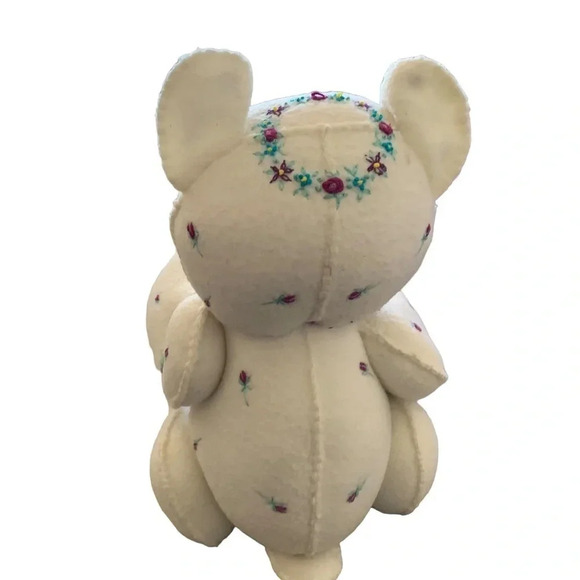 HANDSTITCHED fawn coloured felt embroidered teddy bear. - Picture 3 of 7